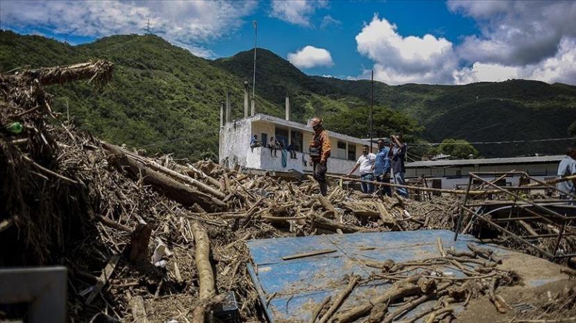 Jumlah korban tewas akibat tanah longsor dan hujan lebat di kota Las Tejerias di negara bagian Aragua kini bertambah menjadi 43 orang dan dikhawatirkan akan melebihi 100 orang.