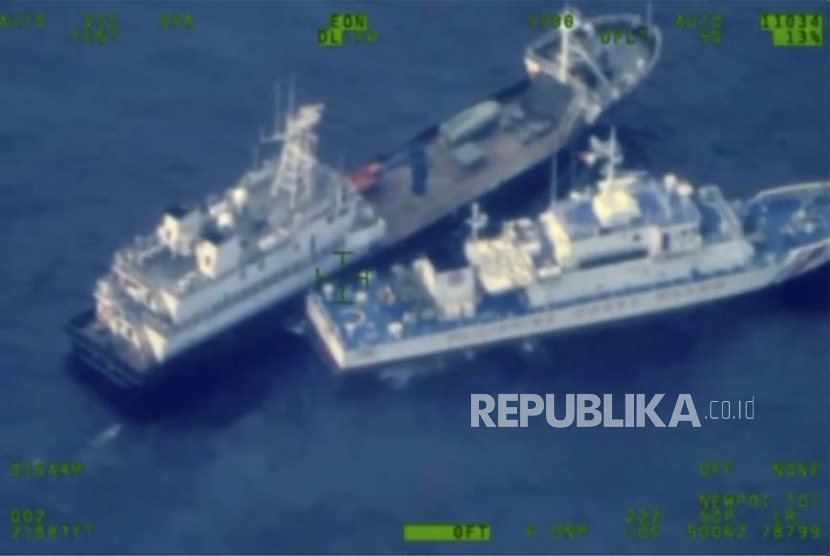 Angkatan Bersenjata Filipina merilis foto yang memperlihatkan kapal militer Cina (atas) mencegat kapal penjaga pantai Filipinayang tengah berlayar mendekati Second Thomas Shoal, Ahad (22/10/2023). 
