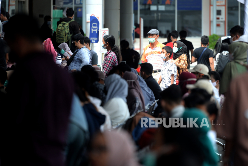 Calon penumpang kereta api jarak jauh antre untuk tes Covid-19 dengan GeNose C19 di Stasiun Yogyakarta, Ahad (4/4). Permintaan tes Covid-19 dengan GeNose C19 melonjak di Stasiun Yogyakarta. Ini imbas dari libur panjang akhir pekan dan banyak warga memilih liburan di Yogyakarta.