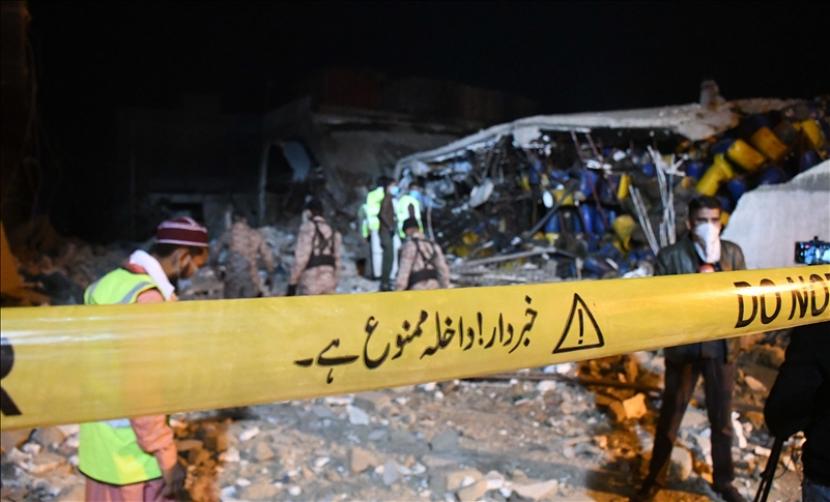 Menurut pernyataan militer Pakistan, helikopter itu jatuh karena masalah teknis selama operasi evakuasi di Minimarg, Gilgit Baltistan - Anadolu Agency
