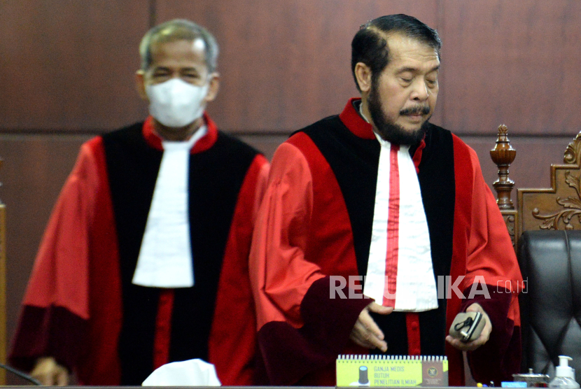 Ketua Majelis Hakim Mahkamah Konstitusi Anwar Usman bersama dengan Hakim Konstitusi Saldi Isra berisap memimpin sidang pembacaan putusan di Ruang Sidang Pleno Gedung MK, Jakarta,  Senin (23/10/2023). 