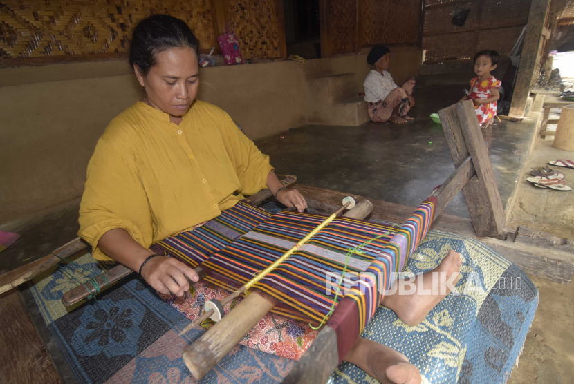 Perajin menyelesaikan pembuatan kain tenun tradisional Sasak di Dusun Adat Sade, Lombok Tengah, NTB, Senin (13/9/2021). Pemerintah telah menyalurkan KUR Rp 96 triliun.