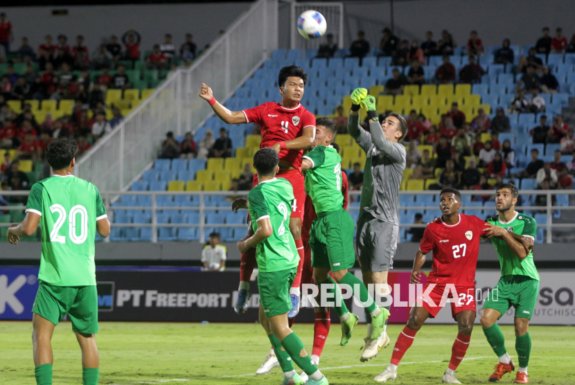 Pesepak bola Timnas Indonesia U-20 Kadek Arel Priyatna (tengah) berupaya menyundul bola dihalau penjaga gawang Timnas Suriah U-20 Maksim Sarraf (kanan) dalam Mandiri U-20 Challenge Series 2025 di Stadion Gelora Delta Sidoarjo, Jawa Timur, Senin (27/1/2025). Timnas Indonesia U-20 kalah melawan Timnas Suriah U-20 dengan skor 0-2. 