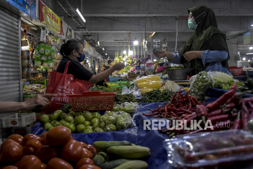 Warga membawa kantong belanja ramah lingkungan saat berbelanja di Pasar Kosambi, Jalan Jendral Ahmad Yani, Kota Bandung, Senin (15/11). Pemerintah Kota Bandung melalui Perusahaan Umum Daerah (Perumda) Pasar Juara bersama Gerakan Indonesia Diet Kantong Plastik (GIDKP) melakukan uji coba pembatasan plastik sekali pakai di Pasar Kosambi dan Pasar Cihapit mulai hari ini (15/11). Hal tersebut bertujuan untuk meminimalisir pemakaian kantong plastik serta mengurangi sampah plastik guna mewujudkan Pasar Bebas Plastik dan ramah lingkungan. Foto: Republika/Abdan Syakura