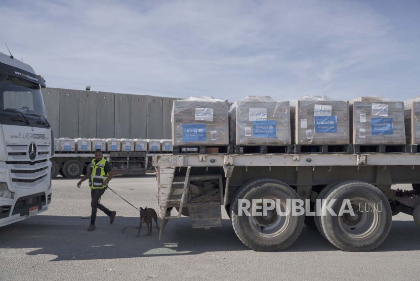 A border security guard inspects a truck carrying humanitarian aid to the Gaza Strip at the Kerem Shalom border crossing between Israel and Gaza, southern Israel, Monday, Jan. 8, 2024. 