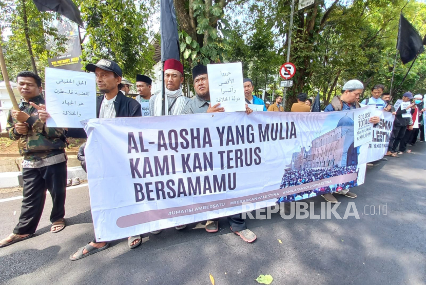 Massa melakukan aksi solidaritas terhadap rakyat Palestina di Jalan Diponegoro, Kota Bandung, Jawa Barat, Jumat (13/10/2023).