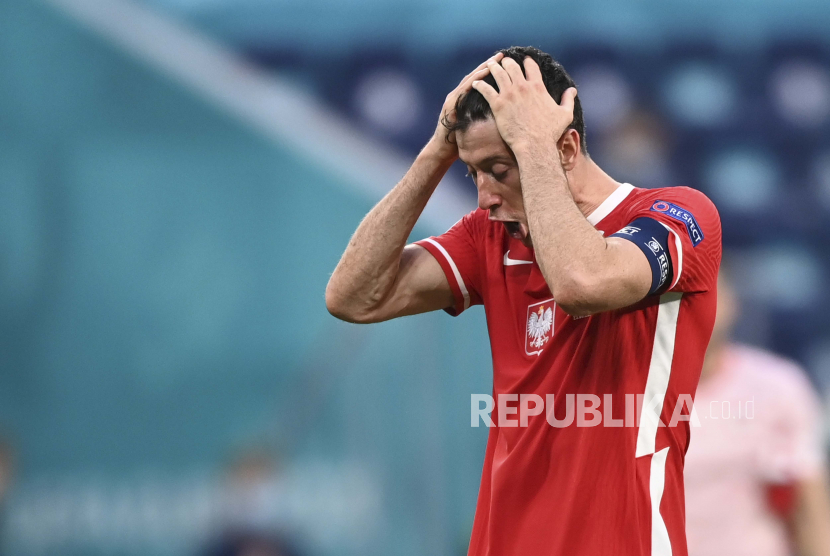 Reaksi Robert Lewandowski dari Polandia pada akhir pertandingan grup D kejuaraan sepak bola Euro 2020 antara Swedia dan Polandia, di stadion St. Petersburg di St. Petersburg, Rusia, Rabu, 23 Juni 2021. Swedia menang 3-2.. 