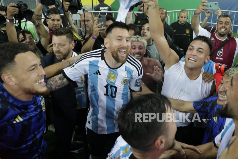 Bintang timnas Argentina, Lionel Messi (tengah), berselebrasi dengan para pendukungnya usai menang atas tuan rumah Brasil di Kualifikasi Piala Dunia 2026, Rabu (22/11/2023).