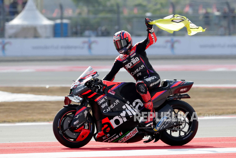 Pembalap MotoGP asal Spanyol yang membela tim Aprilia, Maverick Vinales, memacu motornya pada GP Indonesia di Sirkuit Mandalika, Ahad (15/10/2023).