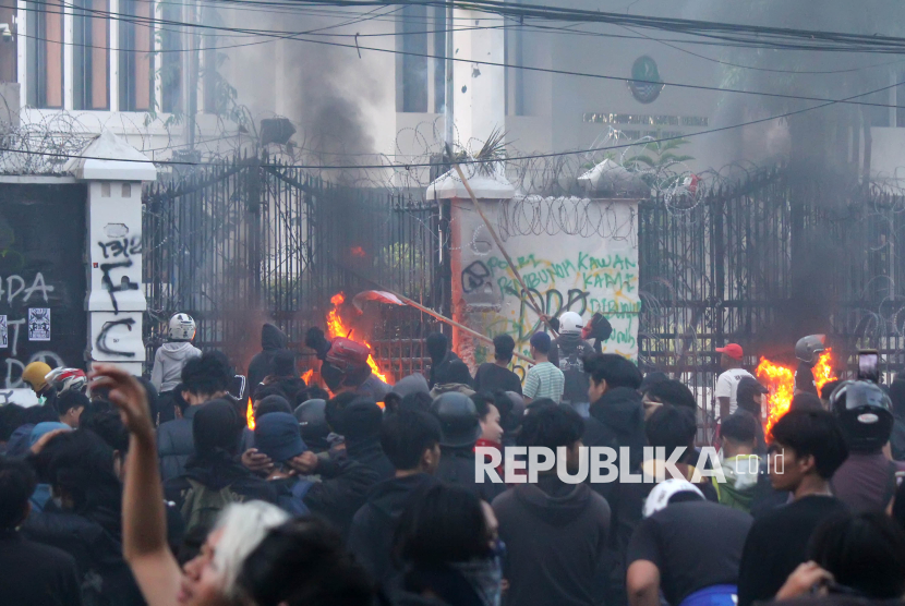 Aksi unjuk rasa ratusan mahasiswa di Gedung DPRD Jabar (Ilustrasi)