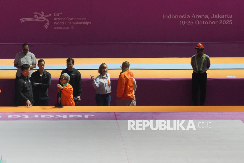 Pekerja melakukan persiapan Kejuaraan Dunia Senam Artistik di Indonesia Arena di Jakarta, Indonesia, Jumat, 10 Oktober 2025.