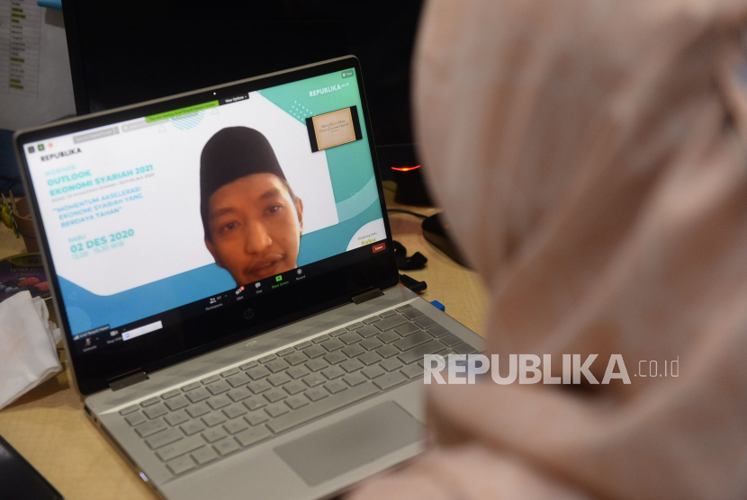Ketua Pemuda DMI Arief Rosyid menjadi narasumber pada acara webinar Outlook Ekonomi Syariah 2021 di Jakarta, Rabu (2/12). Acara yang merupakan rangkaian dari Road To Anugerah Syariah Republika 2020 ini mengangkat tema 