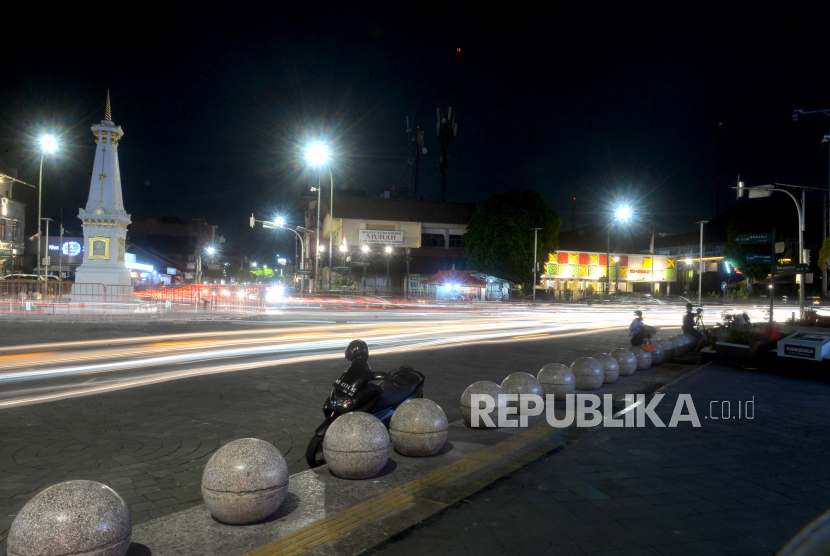 Pemandangan Tugu Pal Putih saat senja di Yogyakarta, Selasa (9/8/2022). Kawasan Tugu Pal Putih menjadi salah satu primadona pengunjung menghabiskan saat senja. Tugu Pal Putih Merupakan bagian dalam sumbu filosofis Yogyakarta, sebuah jalan atau garis membentang lurus yang menghubungkan Tugu Pal Putih, Malioboro, Keraton Yogyakarta, dan Panggung Krapyak. Garis membentang lurus itu merupakan garis imajiner memiliki makna mendalam.