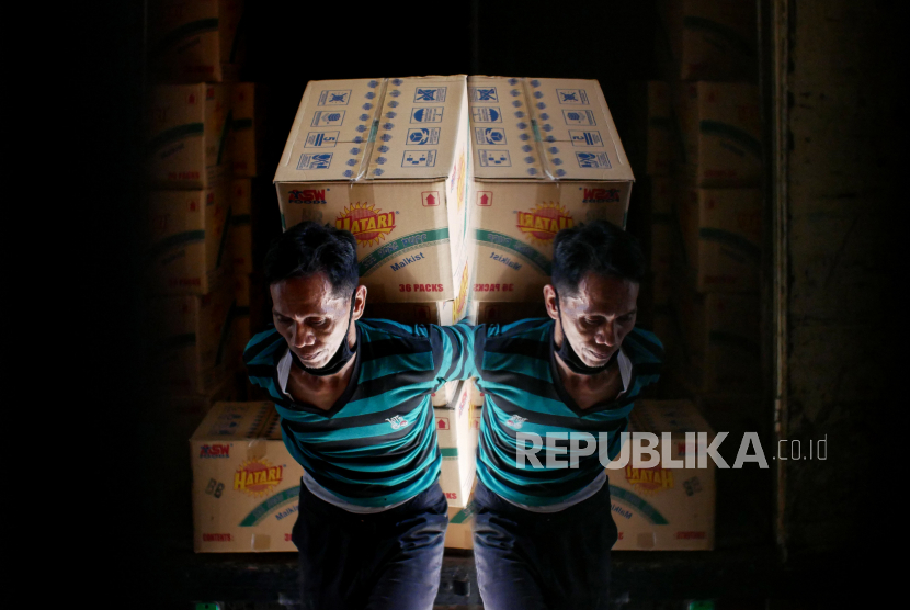 Pekerja membawa paket bantuan di Gelanggang Olahraga Pasar Senen, Jakarta, Selasa (19/5/2020). Relawan Gugus Tugas Percepatan Penanganan COVID-19 membagikan 30