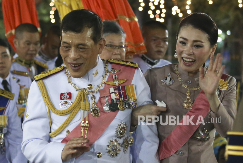  Raja Thailand Maha Vajiralongkorn Bodindradebayavarangkun (kiri) dan Ratu Thailand Suthida (kanan) Lima orang dituduh menghalangi mobil ratu menghadapi ancaman hukuman mati