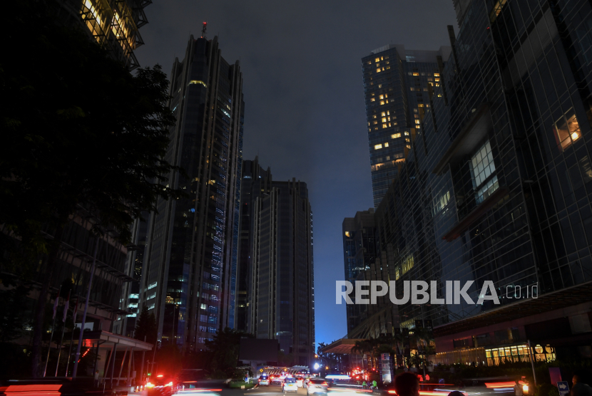 Suasana kawasan Sudirman Central Business District (SCBD) saat Earth Hour di Jakarta, Sabtu (23/3/2024). Pemadaman lampu selama 90 menit di kawasan tersebut sebagai bentuk kepedulian terhadap ancaman perubahan iklim sekaligus kampanye untuk menghemat energi. 
