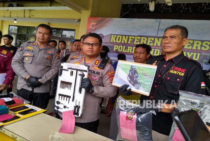 Kepala Polres (Kapolres) Indramayu AKBP M Fahri Siregar menunjukkan barang bukti kasus pencurian kendaraan bermotor (curanmor) saat konferensi pers di Markas Polres Indramayu, Jawa Barat, Selasa (31/1/2023).