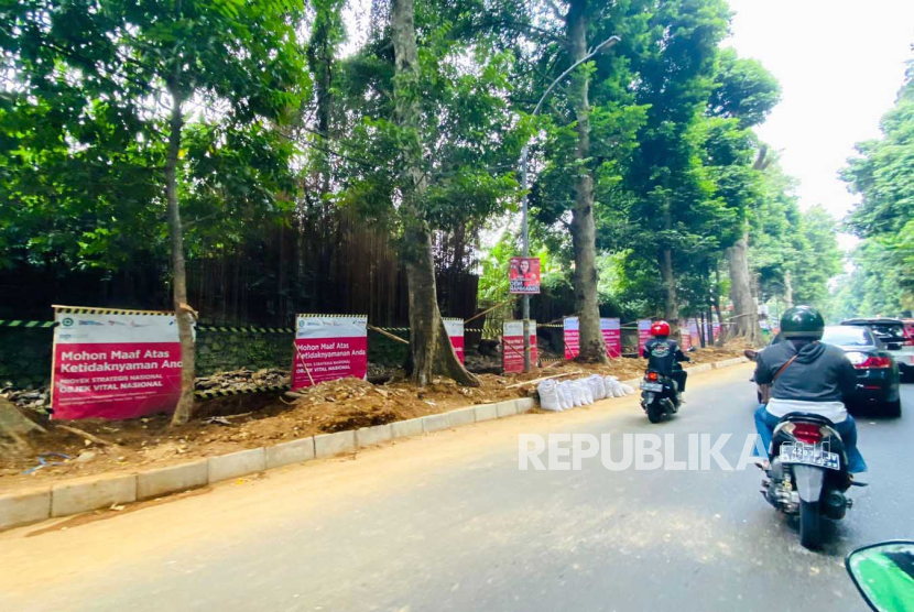 Pemerintah Kota (Pemkot) Bogor tengah memperbaiki jalur pedestrian di Jalan Ahmad Yani, Kecamatan Tanah Sareal, Kota Bogor, Jumat (28/7/2023). 