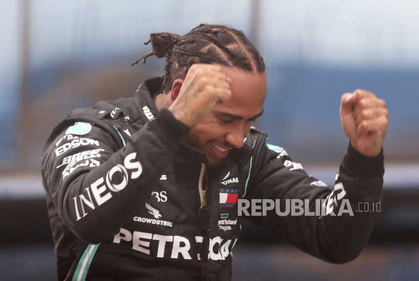  Pembalap Mercedes Lewis Hamilton.