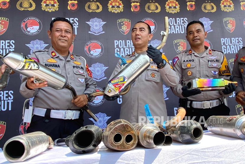 Polisi menunjukkan barang bukti knalpot brong hasil penindakan yang dilakukan sejak awal 2023 di Markas Polres Garut, Jawa Barat, Selasa (31/10/2023).