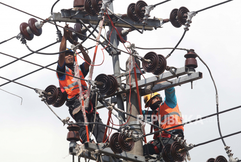 Dua orang pekerja memperbaiki jaringan listrik di Kota Kediri, Jawa Timur. Pemerintah mendiskon tarif listrik untuk golongan Bisnis Kecil 450 VA dan Industri Kecil 450 VA sepanjang Mei hingga September 2020.