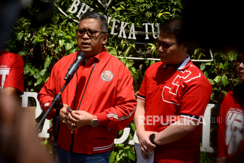 Sekretaris Jenderal Partai Demokrasi Indonesia Perjuangan (PDIP) Hasto Kristiyanto (dua kiri).
