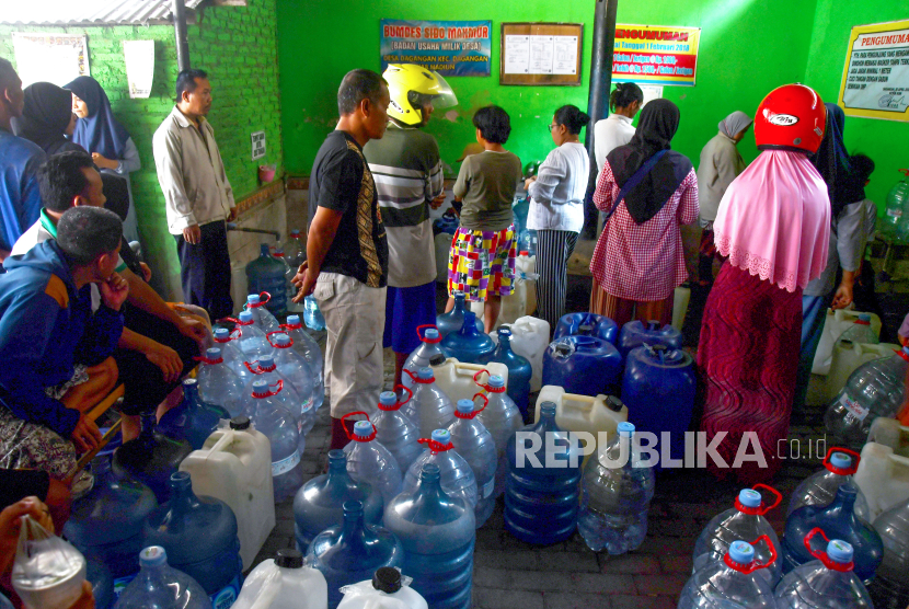 Sejumlah warga antre untuk mendapatkan air galon guna keperluan makan dan minum. 