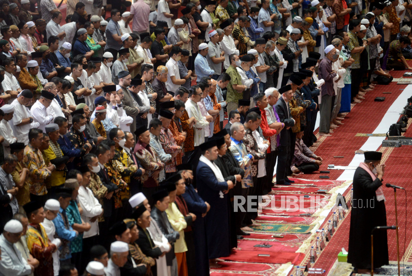 Umat Muslim mengikuti shalat Ghaib di Masjid Istiqlal, Jakarta, Jumat (10/2/2023). Masjid Istiqlal menyelenggarakan shalat ghaib usai shalat Jumat untuk mendoakan para korban atas musibah bencana gempa bumi yang melanda Turki-Suriah.