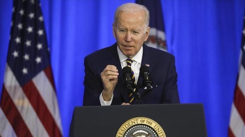 Joe Biden mengatakan pihaknya mengambil sikap menunggu dan mengamati setelah Rusia mengumumkan akan mengurangi serangannya di dua kota Ukraina.