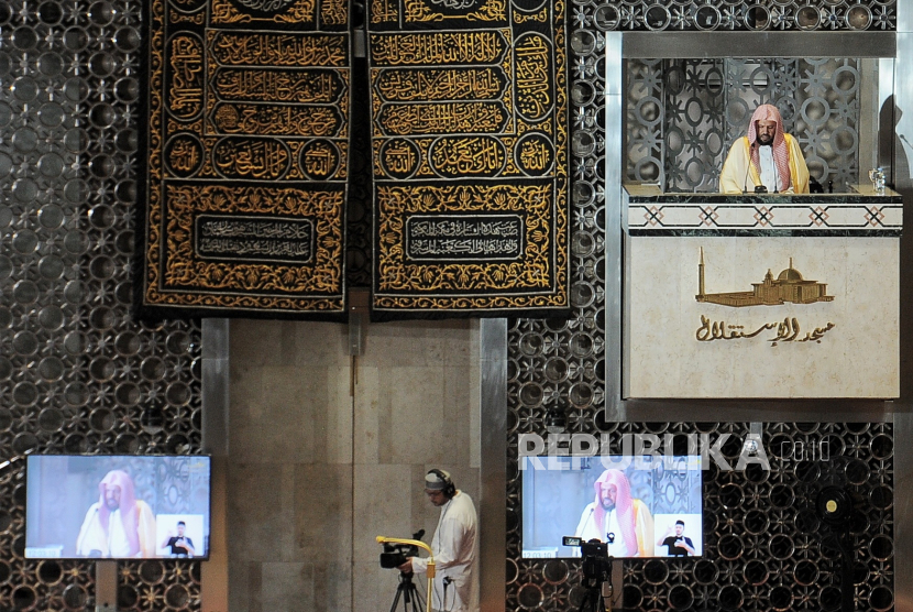 Imam Besar Masjid Nabawi Syekh Ahmad bin Ali Al Hudhaify menyampaikan khotbah jumat di Masjid Istiqlal, Jakarta, Jumat (11/10/2024). Dalam kunjungannya ke Indonesia, Imam Masjid Nabawi Syekh Ahmad bin Ali Al Hudhaify mengisi agenda khutbah jumat serta memimpin salat dihadapan ribuan jamaah di Masjid Istiqlal. Kunjungan ke Indonesia tersebut dalam rangka inisiatif Arab Saudi untuk mempererat hubungan diplomatik dan keagamaan dengan negara-negara islam, terutama Indonesia. Sebelumnya, dalam rangkaian kunjungannya, Syekh Ahmad bin Ali Al Hudhaify bertemu sejumlah pejabat tinggi negara, ormas islam serta lembaga pendidikan islam.