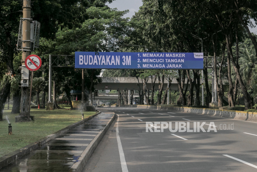Suasana lengang saat Pemberlakuan Pembatasan Kegiatan Masyarakat (PPKM) Darurat di kawasan Jalan Sudirman Thamrin, Jakarta, Sabtu (3/7). PPKM Darurat tersebut dilaksanakan di 63 titik di Wilayah Jadetabek yang berlaku dari 3-20 Juli 2021 sebagai upaya mengantisipasi penyebaran Covid-19. Republika/Thoudy Badai