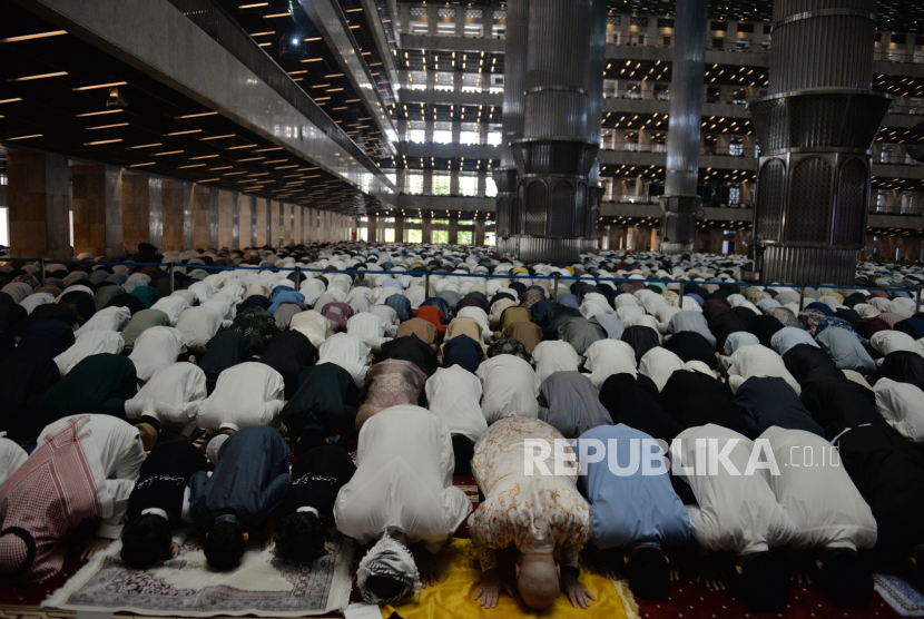 Umat muslim melaksanakan sholat di Masjid Istiqlal, Jakarta, Rabu (10/4/2024). Presiden Joko Widodo bersama Wakil Presiden Maruf Amin melaksanakan sholat Idul Fitri di Masjid Istiqlal Jakarta.