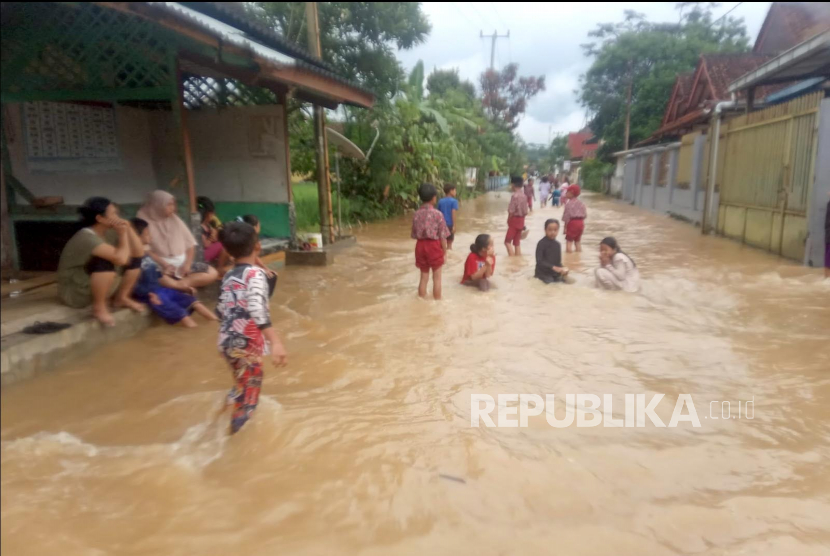 Banjir melanda wilayah Desa Tanjungsari, Kecamatan Sukaresik, Kabupaten Tasikmalaya, Jawa Barat, Kamis (9/3/2023). 