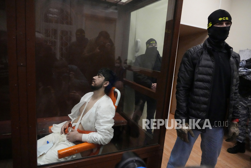 Mukhammadsobir Faizov, tersangka penembakan hari Jumat di Balai Kota Crocus, duduk di dalam sangkar kaca di Pengadilan Distrik Basmanny di Moskow, Rusia, Ahad (24/3/2024).