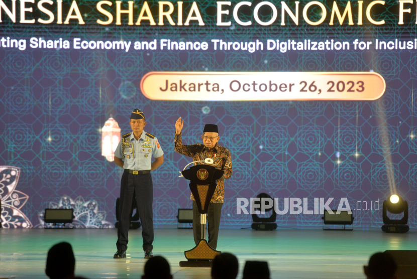 Wakil Presiden Maruf Amin memberikan sambutan dalam seremoni pembukaan Indonesia Sharia Economic Festival (ISEF) ke-10 tahun 2023, di Jakarta Convention Center, Jakarta, Kamis (26/10/2023). 