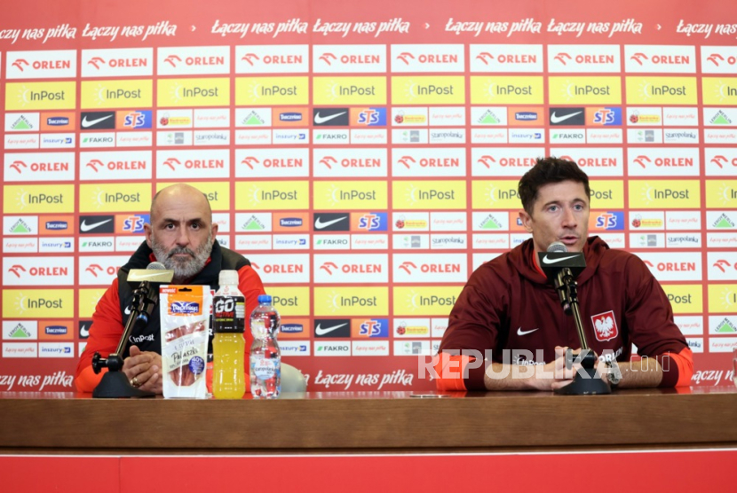 Pelatih Michal Probierz (kiri) dan Robert Lewandowski (ilustrasi).