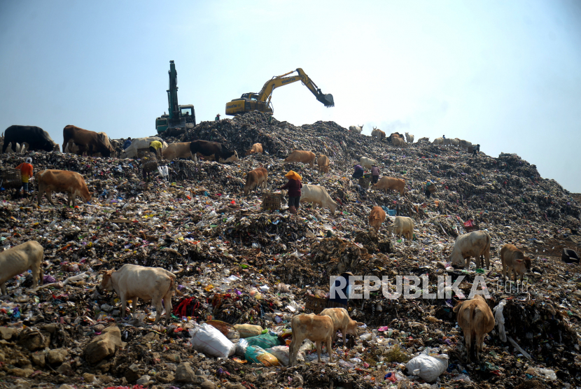 Alat berat meratakan tumpukan sampah pembuangan terakhir di Tempat Pembuangan Akhir (TPA) Piyungan, Bantul, DI Yogyakarta.