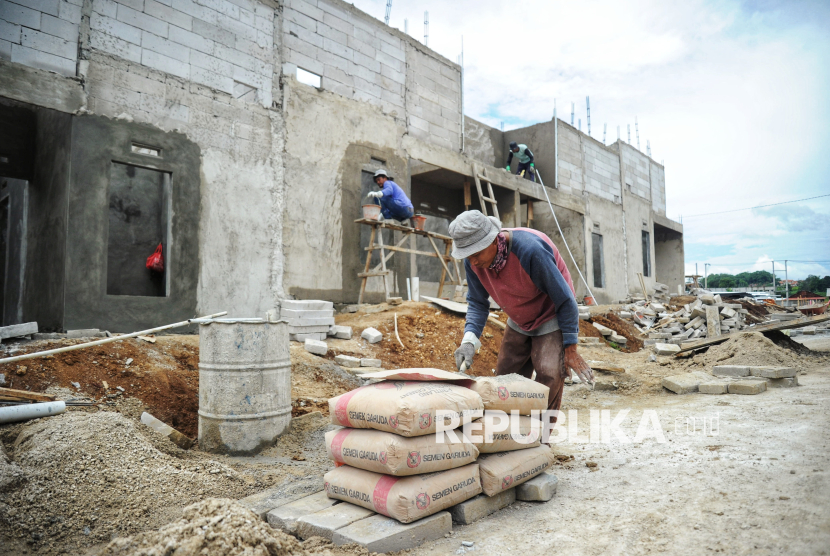 Pekerja menyelesaikan pembangunan rumah subsidi di Perumahan Graha Arraya, Cibungbulang, Kabupaten Bogor, Jumat (21/2/2025).