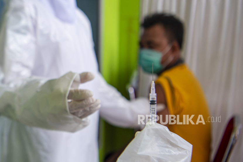 Petugas kesehatan menyiapkan vaksin. Ilustrasi