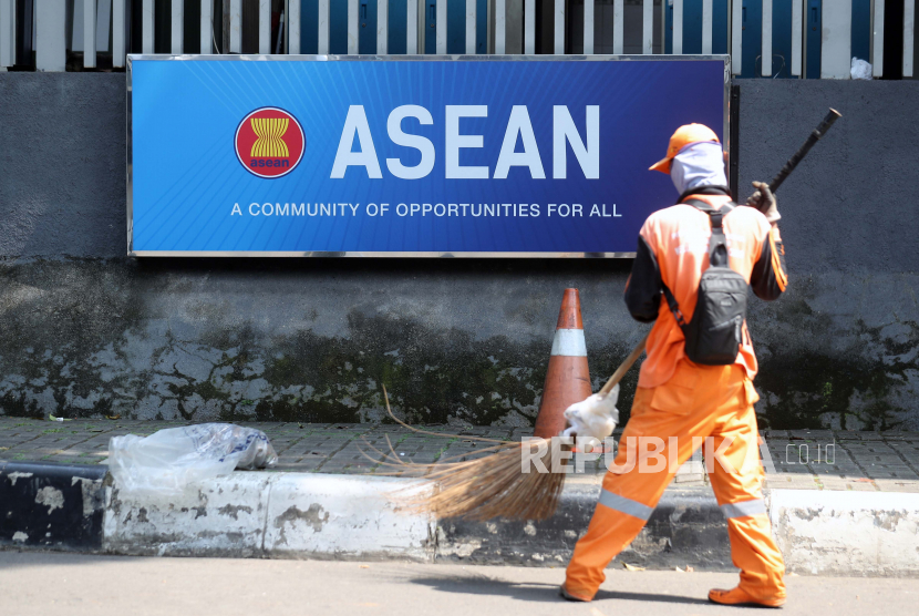  Seorang pekerja membersihkan dekat gedung Sekretariat ASEAN di Jakarta, 26 Oktober 2021. Tahun 2023 Indonesia memegang keketuaan ASEAN.