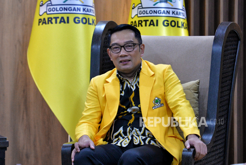 Gubernur Jawa Barat Ridwan Kamil mengenakan jas kuning Partai Golkar.