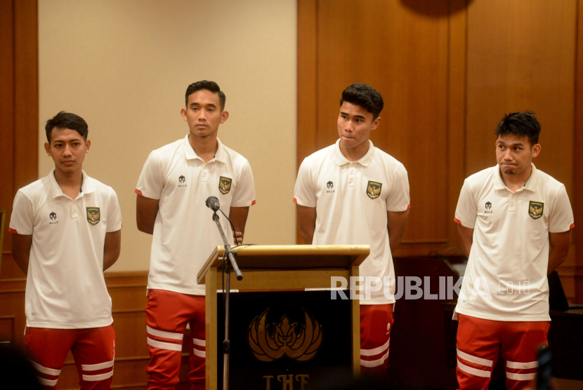 Pemain timnas Indonesia U-22 Beckham Putra Nugraha, Rizky Ridho Ramadhani, Muhammad Ferarri, dan Witan Sulaeman (dari kiri ke kanan) hadir saat pengumuman para pemain timnas Indonesia U-22 yang akan tampil di SEA Games 2023 Kamboja, Jumat (21/3/2023). 