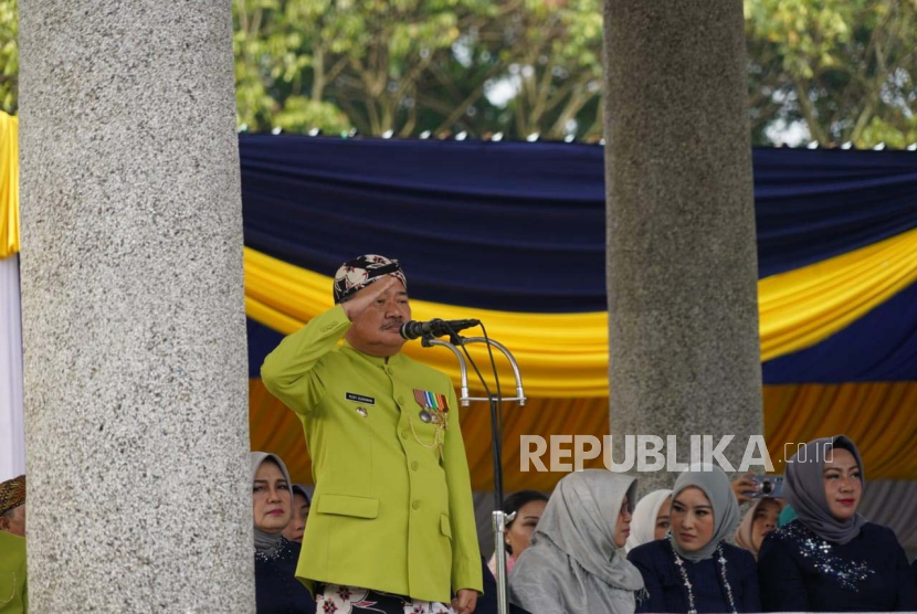 Bupati Garut Rudy Gunawan saat upacara peringatan Hari Jadi ke-210 Kabupaten Garut, yang digelar di Alun-Alun Garut, Kecamatan Garut Kota, Kabupaten Garut, Jawa Barat, Kamis (16/2/2023).