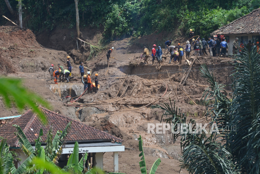 Petugas melakukan pencarian korban di lokasi longsor di Kampung Gintung Desa Cibenda, Kecamatan Cipongkor, Kabupaten Bandung Barat
