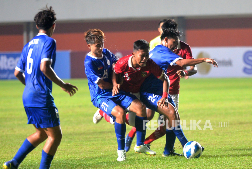 Penyerang Timnas Indonesia U16 Muhammad Nabil dijepit bek Timnas Filipina saat pertandingan penyisihan grup A AFF U16 2022 di Stadion Maguwoharjo, Sleman, Yogyakarta, Ahad (31/7/2022). Pada babak pertama Indonesia unggul 2-0 atas Filipina.