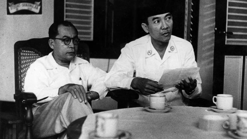 Dwitunggal, Bung Karno dan Bung Hatta, sedang berbincang sembari menikmati kopi.