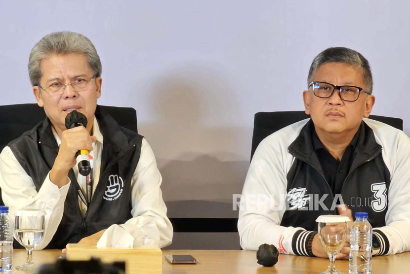 Deputi Hukum Tim Pemenangan Nasional (TPN) Ganjar-Mahfud Todung Mulya Lubis (kiri) bersama Sekretaris TPN Ganjar-Mahfud Hasto Kristiyanto (kanan), di Media Center TPN Ganjar-Mahfud, Jakarta, Rabu (17/1/2024). 