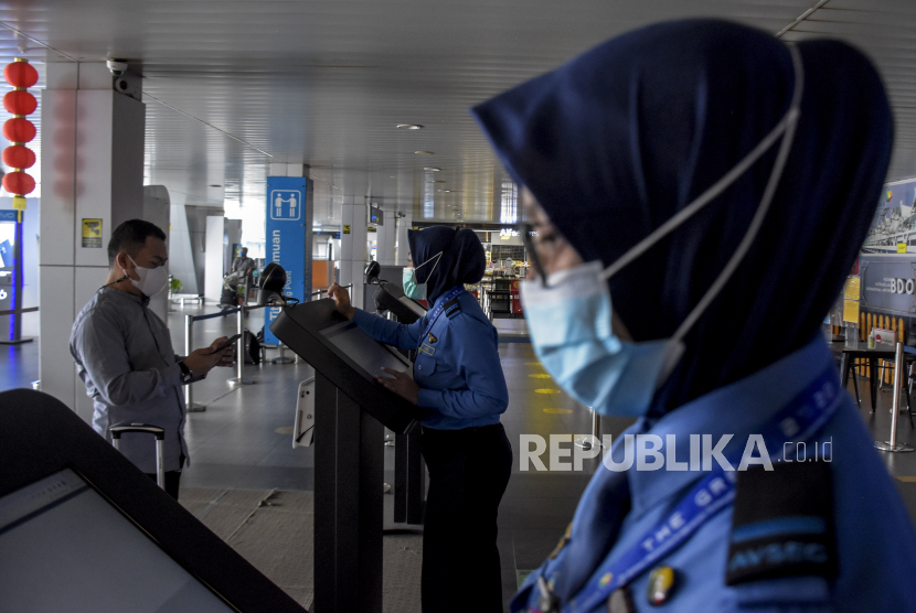 Penumpang pesawat terbang menunjukkan e-Hac (electronic-Health Alert Card) di aplikasi Peduli Lindungi kepada petugas sebelum keberangkatan di Bandara Husein Sastranegara, Kota Bandung (ilustrasi) 