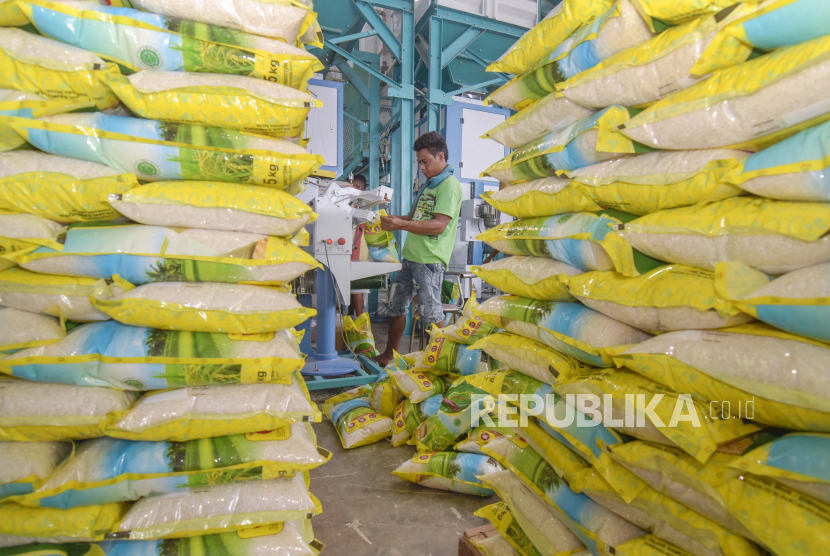 Pekerja mengemas produk Beras premium di pabrik penggilingan beras di Sumbawa Besar, Kabupaten Sumbawa, NTB, Jumat (3/9).  Center for Indonesian Policy Studies (CIPS) mencatat, harga beras Indonesia konsisten lebih mahal dari harga beras internasional.
