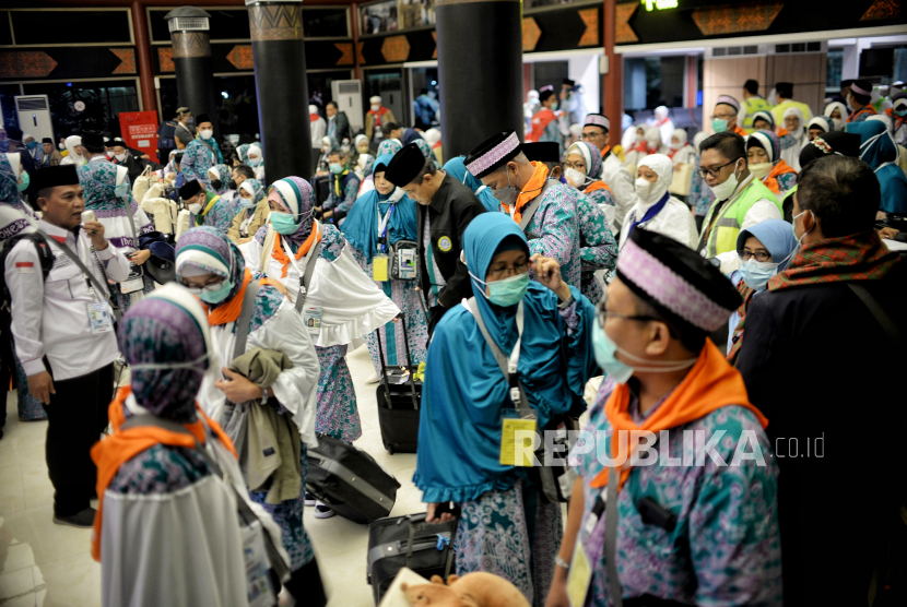 Calon jamaah haji saat bersiap menaiki pesawat di Terminal 2F Bandara Soekarno Hatta, Tangerang, Banten, Sabtu (4/6/2022).  Sebanyak 393 jamaah haji kloter pertama asal DKI Jakarta mulai diberangkatkan ke Madinah, Arab Saudi melalui Bandara Soekarno Hatta, Tangerang  Banten. Republika/Thoudy Badai